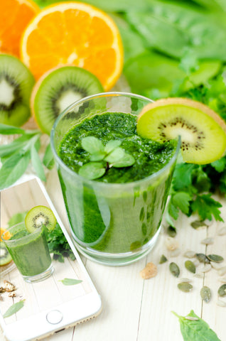 green-shake-fruits-with-kiwi