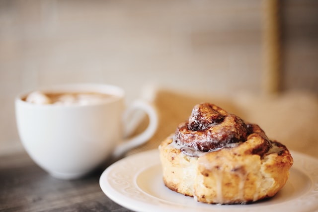 Kaffee mit Zimtschnecke