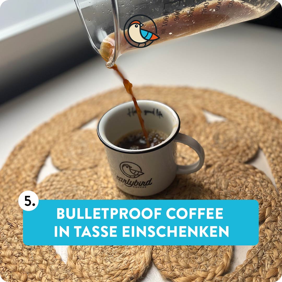 Bulletproof Coffee in Tasse einschenken