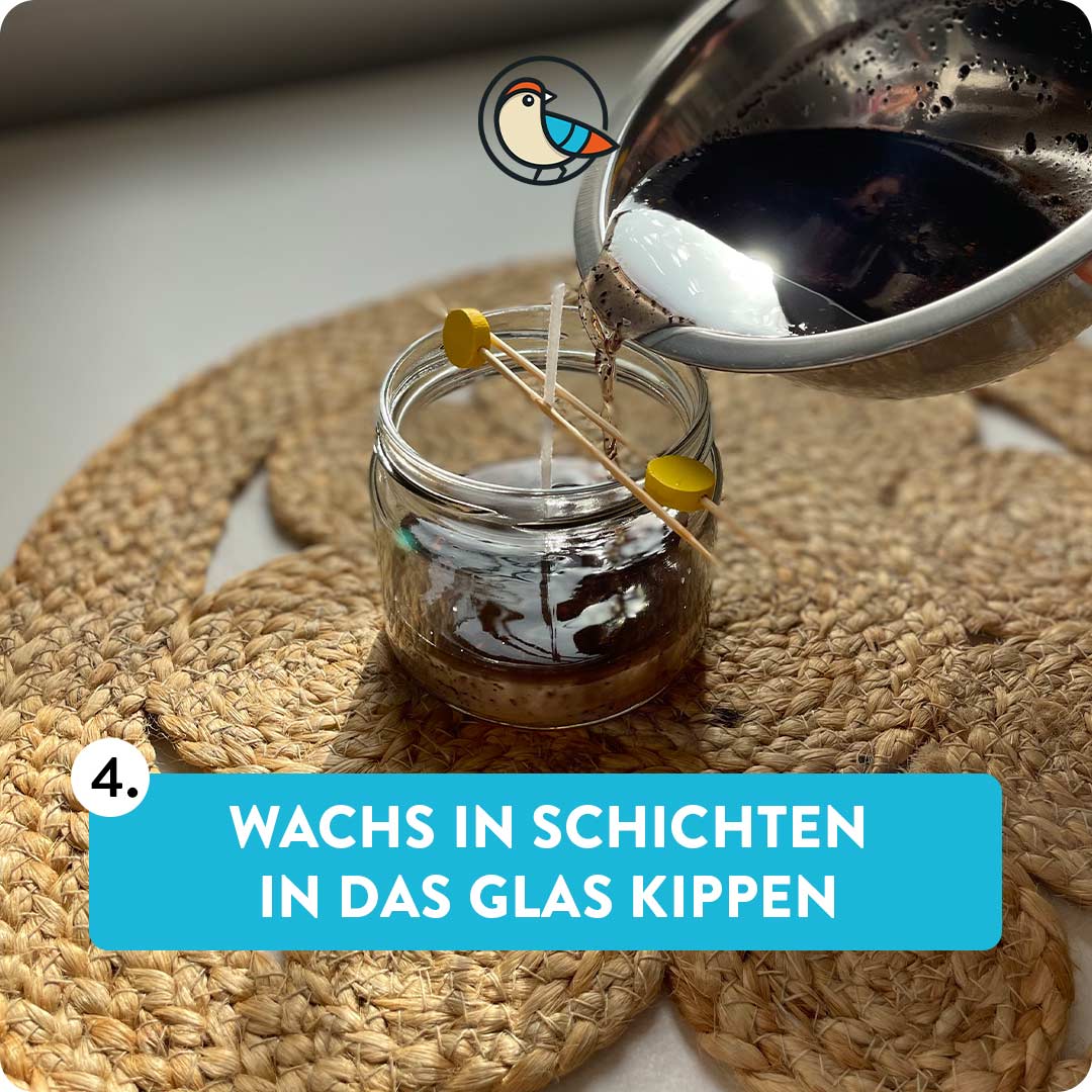 Wachs in Schichten in das Glas kippen.