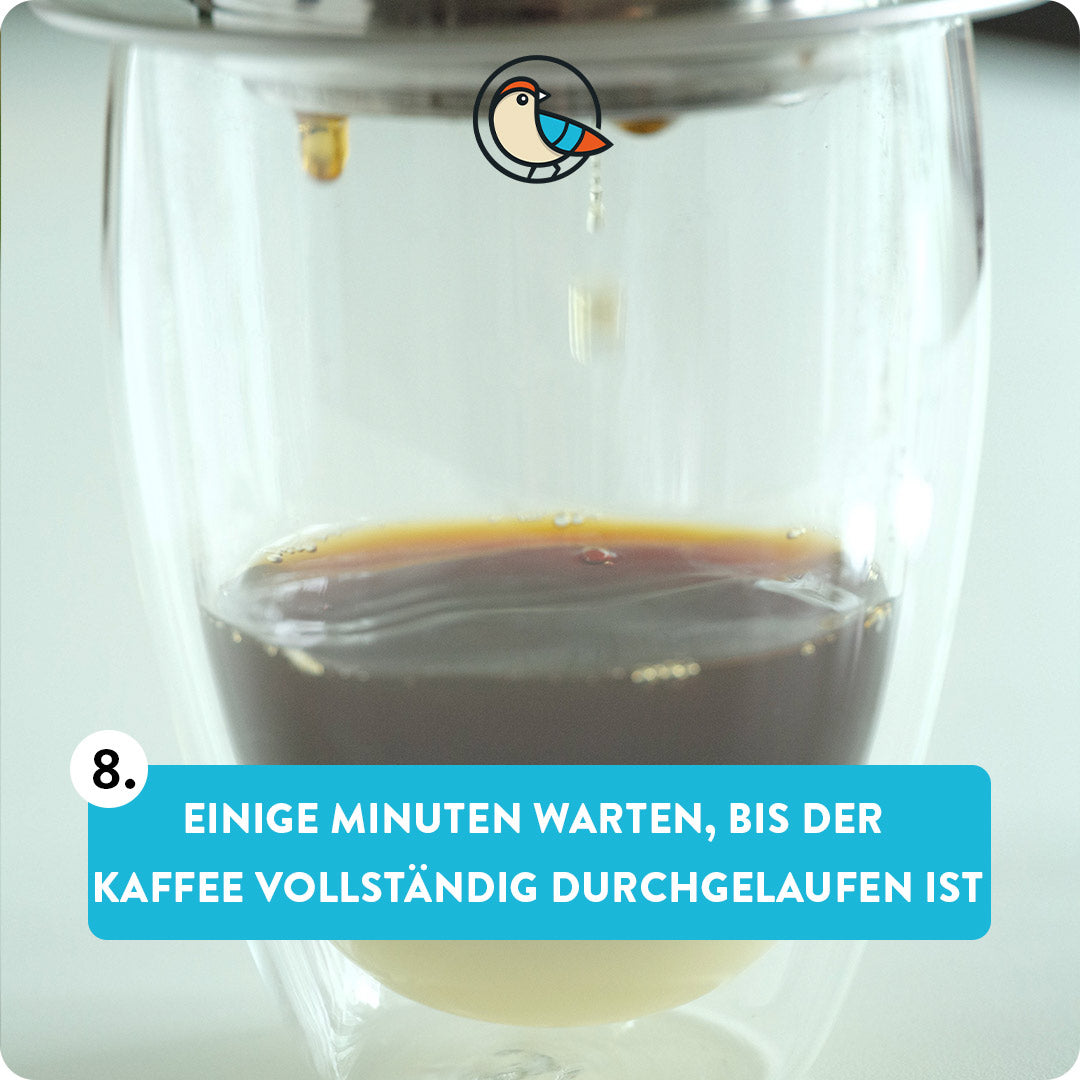 Warte nun einige Minuten, bis der Kaffee vollständig durchgelaufen ist.