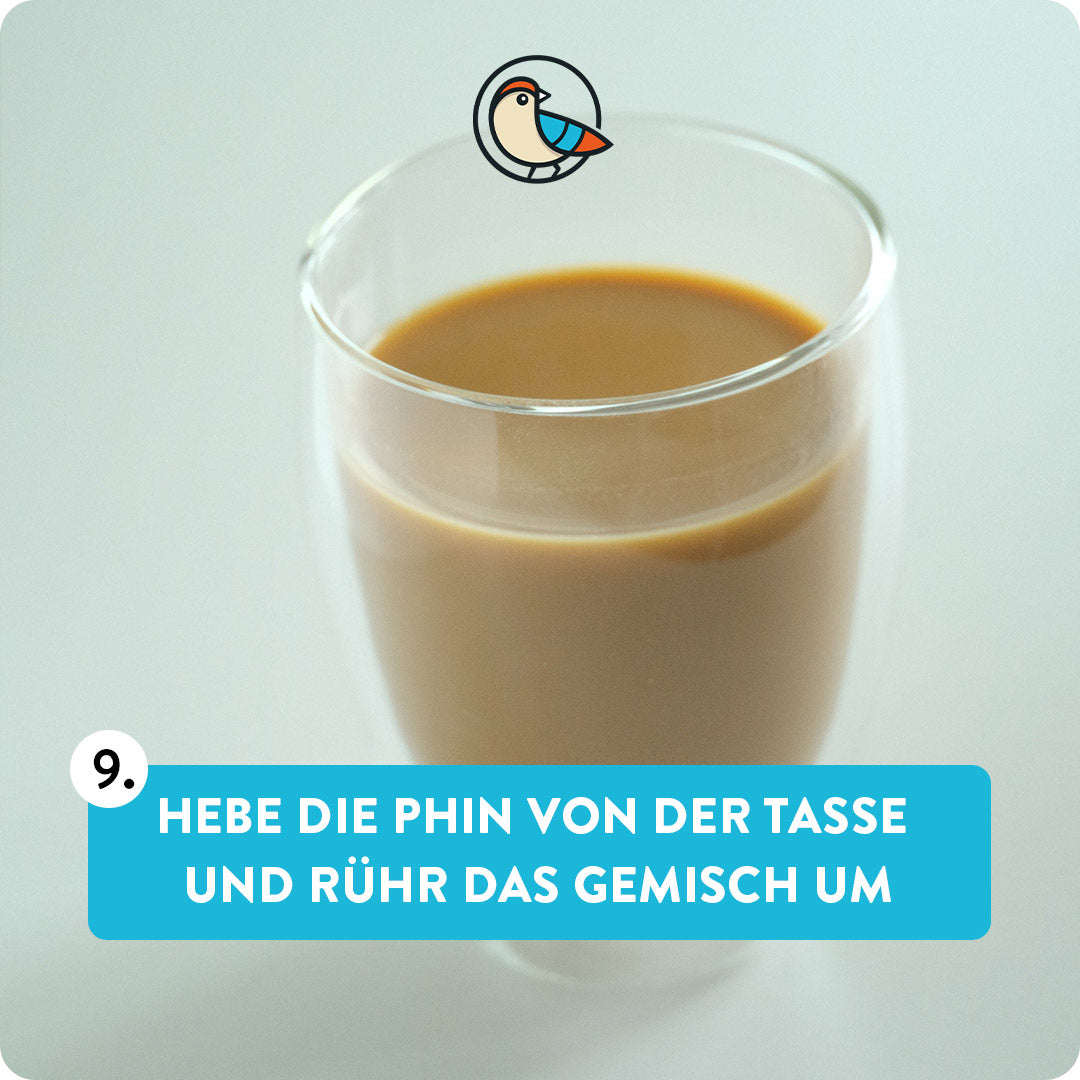 Hebe die Phin von der Tasse, rühr das Kaffee-Kondensmilch-Gemisch ordentlich um.