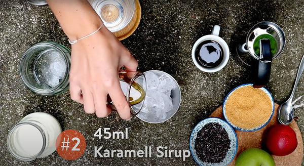 45ml Karamell Sirup hinzugeben