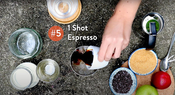 1 Shot Espresso hinzugeben