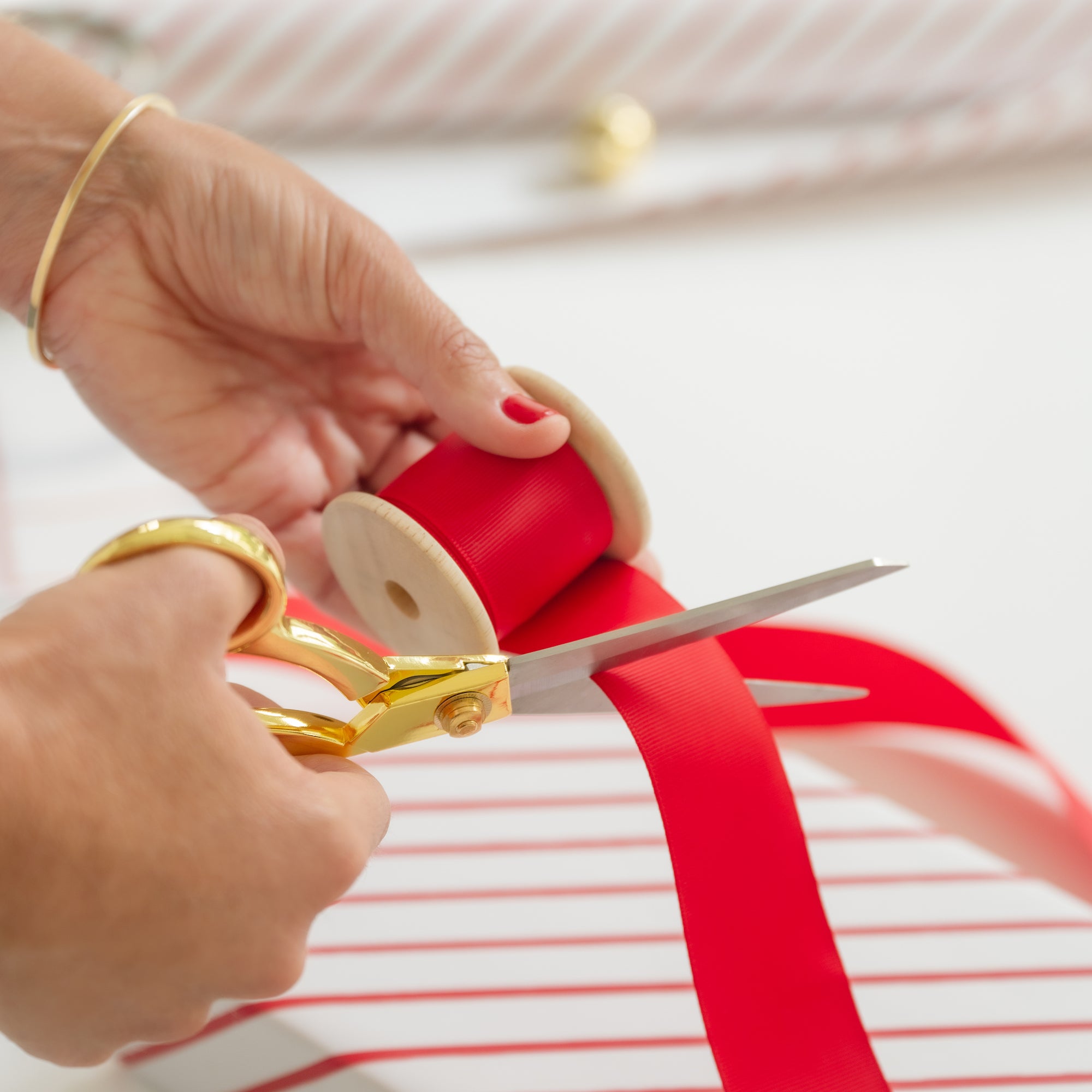 Cutting ribbon for wrapping gift