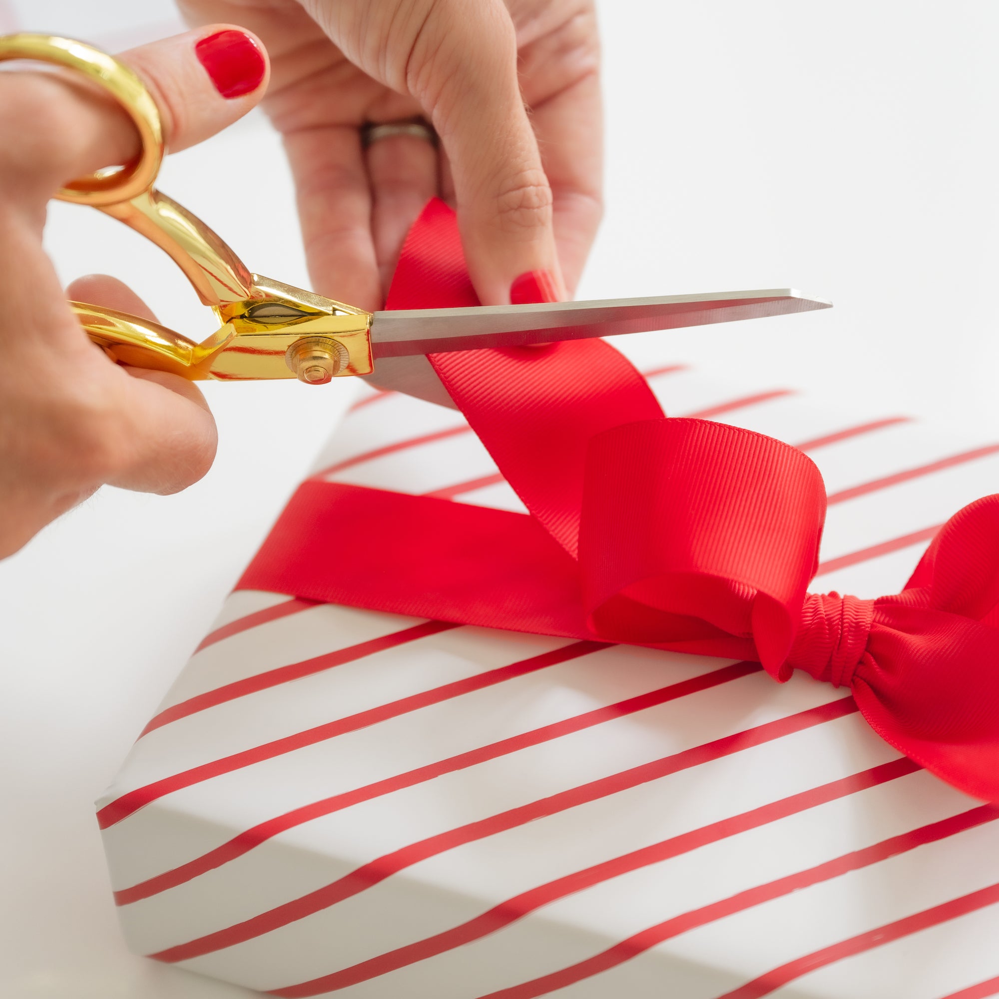 Cutting ribbon edges on a gift