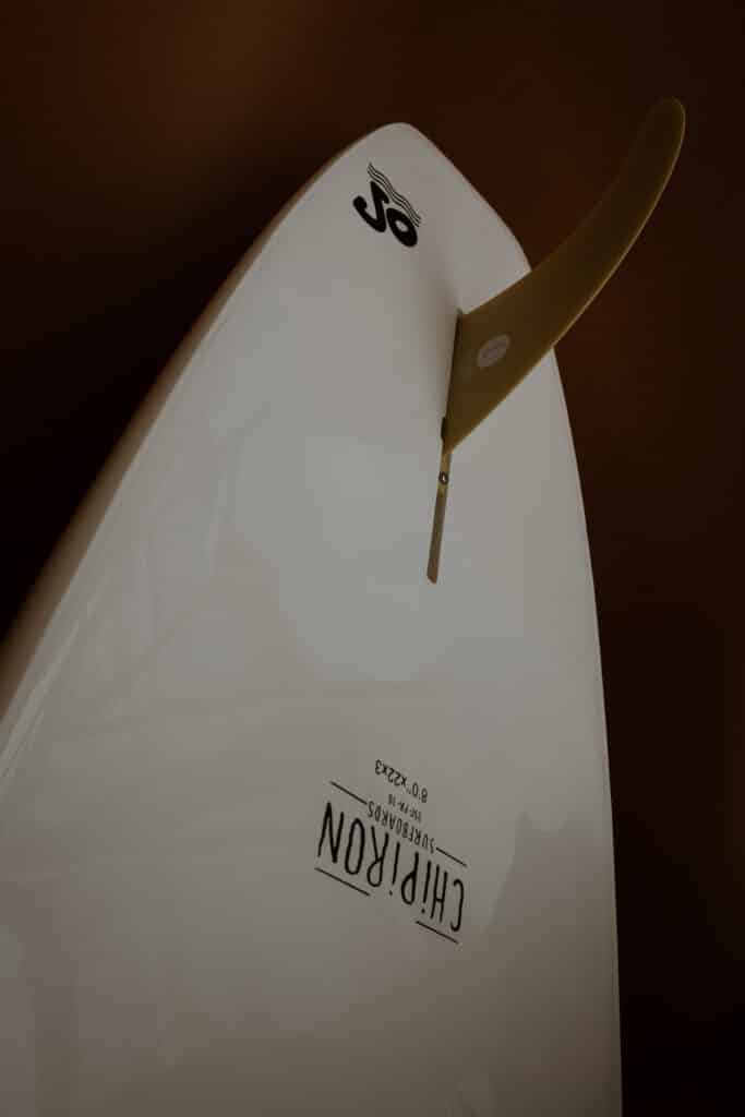 Détail dessous planche de surf en mousse Petite Saucisse 8' details Chipiron Surfboards