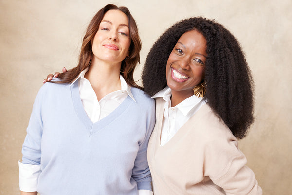 Bild von zwei Models in einem blau-cremefarbenen Strickpullover