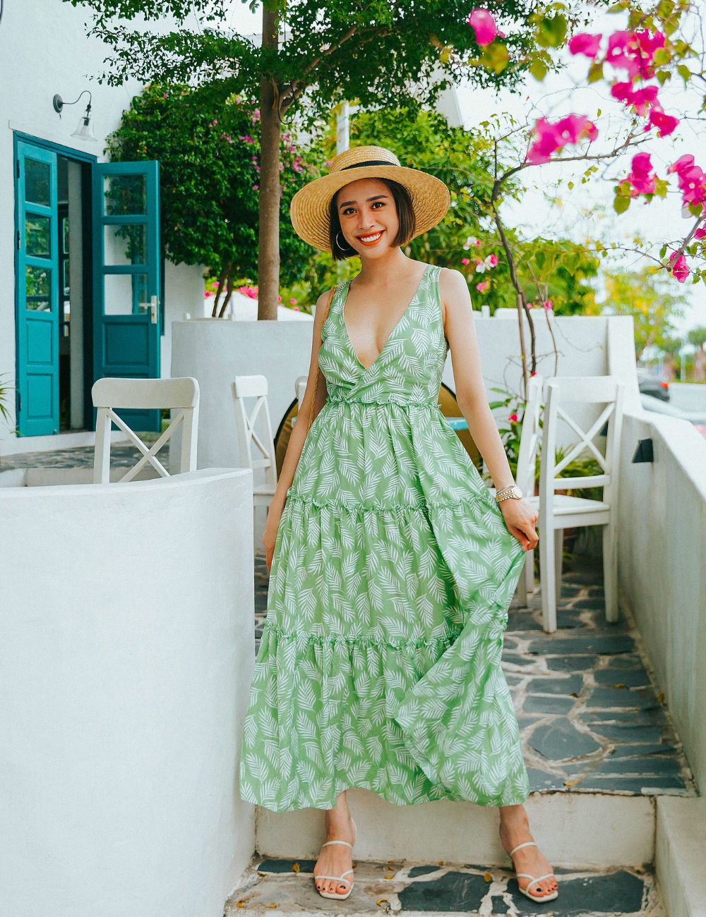 femme qui porte une robe longue et une sandales