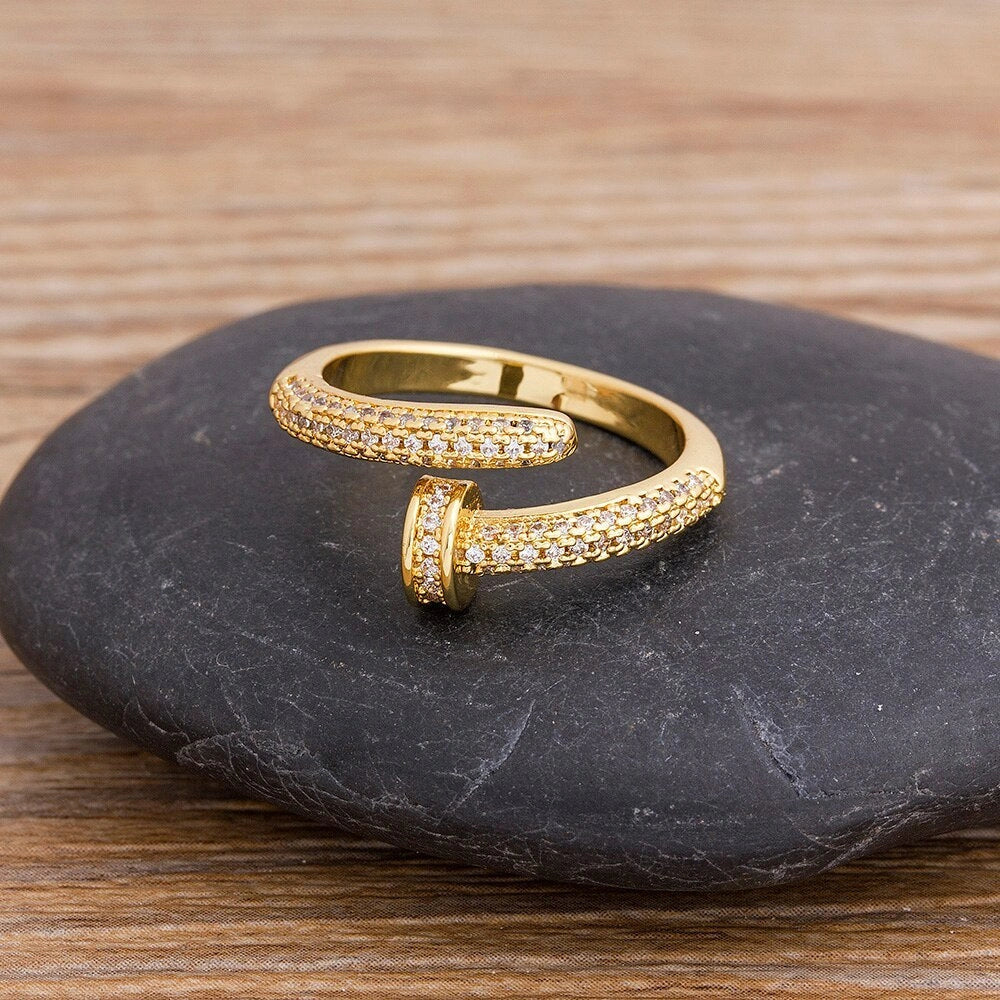 Adjustable geometric nail ring with inlaid drill design