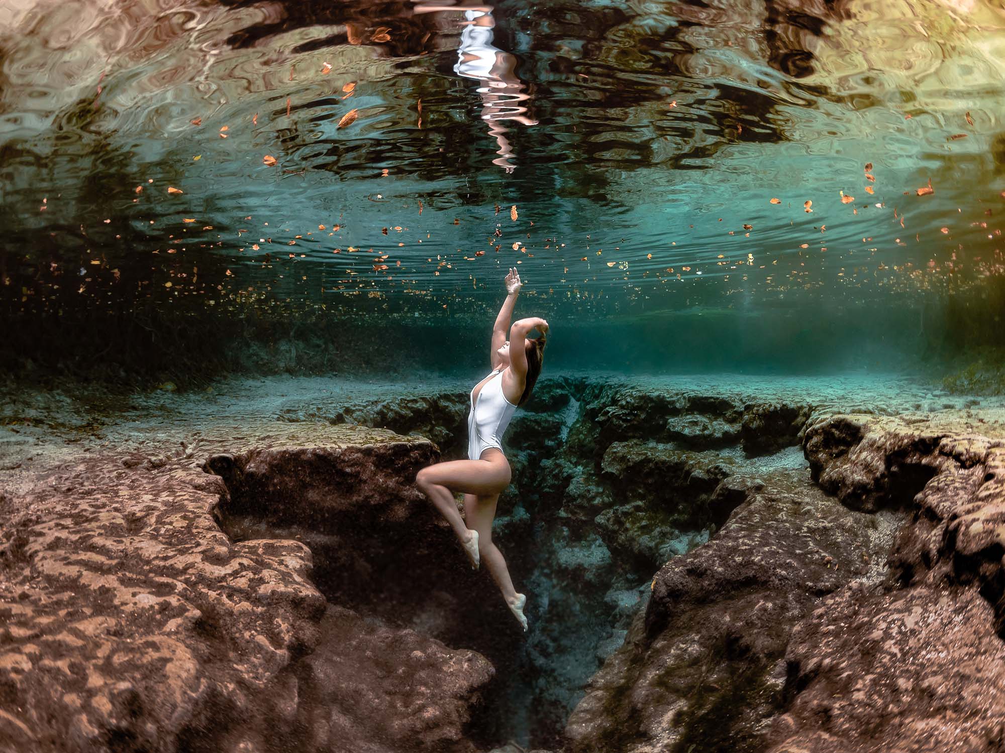 Фотографии под. Девушка под водой. Красивые девушки под водой. Омут под водой. Необычная фотосессия под водой.