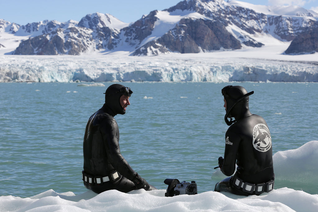 jacques de vos with dive partner sitting on ice caps with ikelite underwater housing