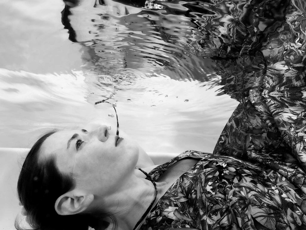 jean rydberg underwater pool photoshoot black and white photo using ikelite housing and strobes