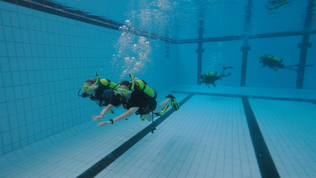 ikelite underwater systems new diver in pool