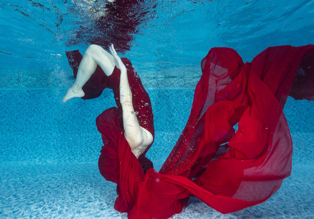 Jean Rydberg underwater pool photoshoot with long red dress ikelite housing and strobes