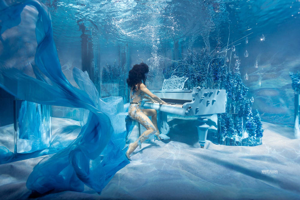 justyna playing the piano underwater for rafal makiela underwater photoshoot