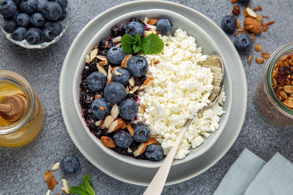 high protein breakfast: cottage cheese with berries