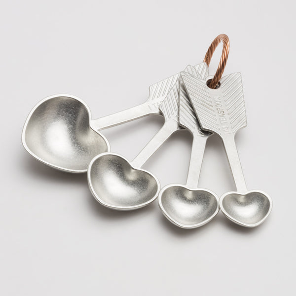 https://cdn.shopify.com/s/files/1/0867/2548/products/beehive_heartshaped_measuring_spoons_600x600.jpg?v=1614112576