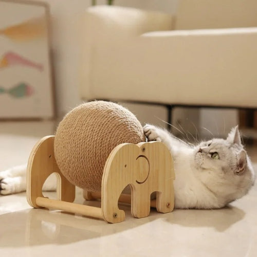 Un chat joue avec griffoir incluse balle sisal structure bois forme éléphant
