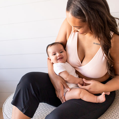 Nursing bras and their role in breastfeeding – Blogs – Vriksham Pregnancy  Care Education