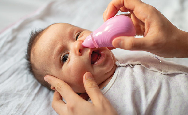 bébé est congestionné, aspiration du nez