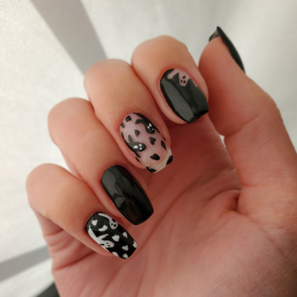 manicure-ghosts-nails-halloween-lookyboutique