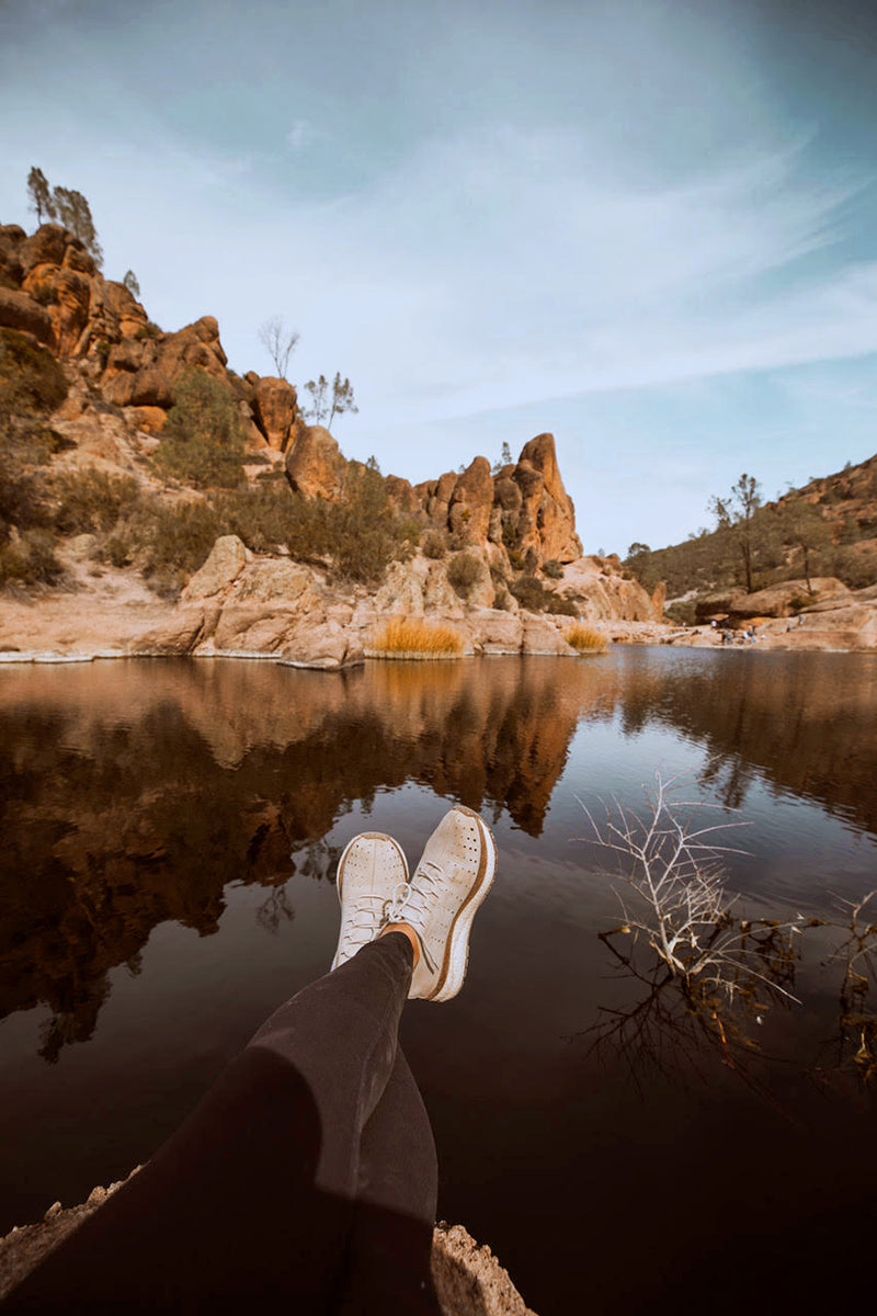 Travel blogger @thesixcs wears otbt travel shoes to travel the national parks