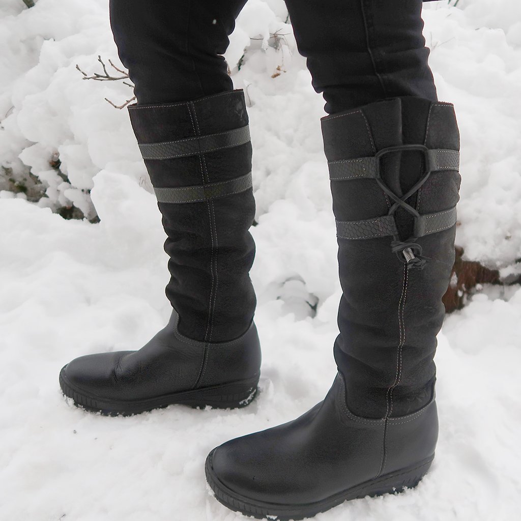 black snow boots