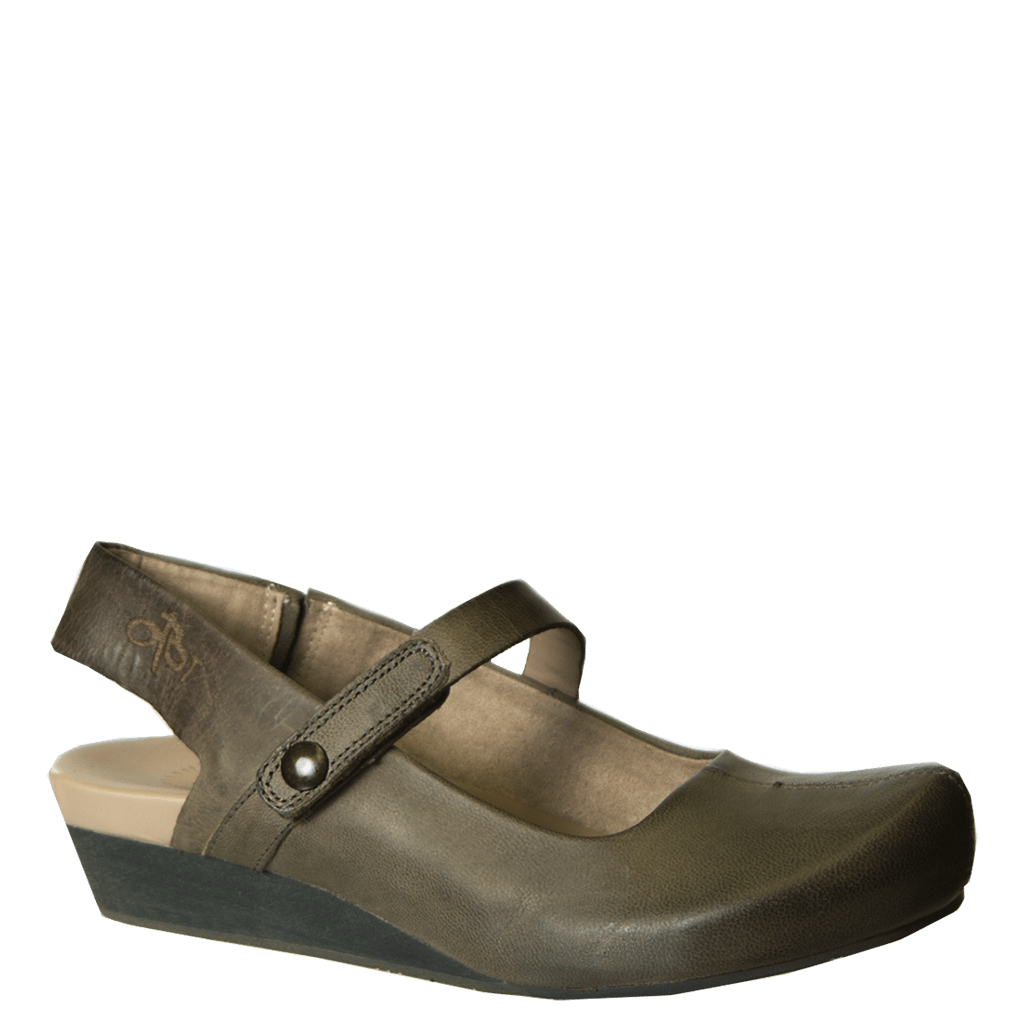 otbt closed toe wedges