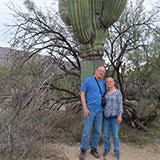 Faith y Bill disfrutando del Parque Nacional Saguaro en Arizona.
