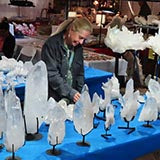 ¡Cristales de cuarzo en stands en Tucson Gem & Mineral Show!