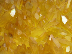 Gran racimo de cristal de cuarzo sanador dorado de Arkansas de alta calidad