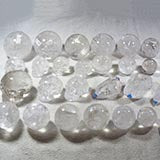 Esferas y calaveras de cuarzo transparente del Tucson Gem & Mineral Show 2022