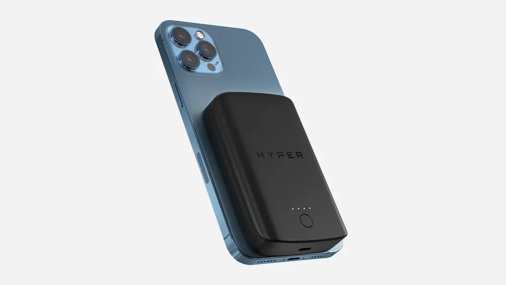 Ein Smartphone mit einem schwarzen tragbaren Ladegerät auf der Rückseite, das sich durch sein schlankes Design und die LED-Anzeigen auszeichnet.