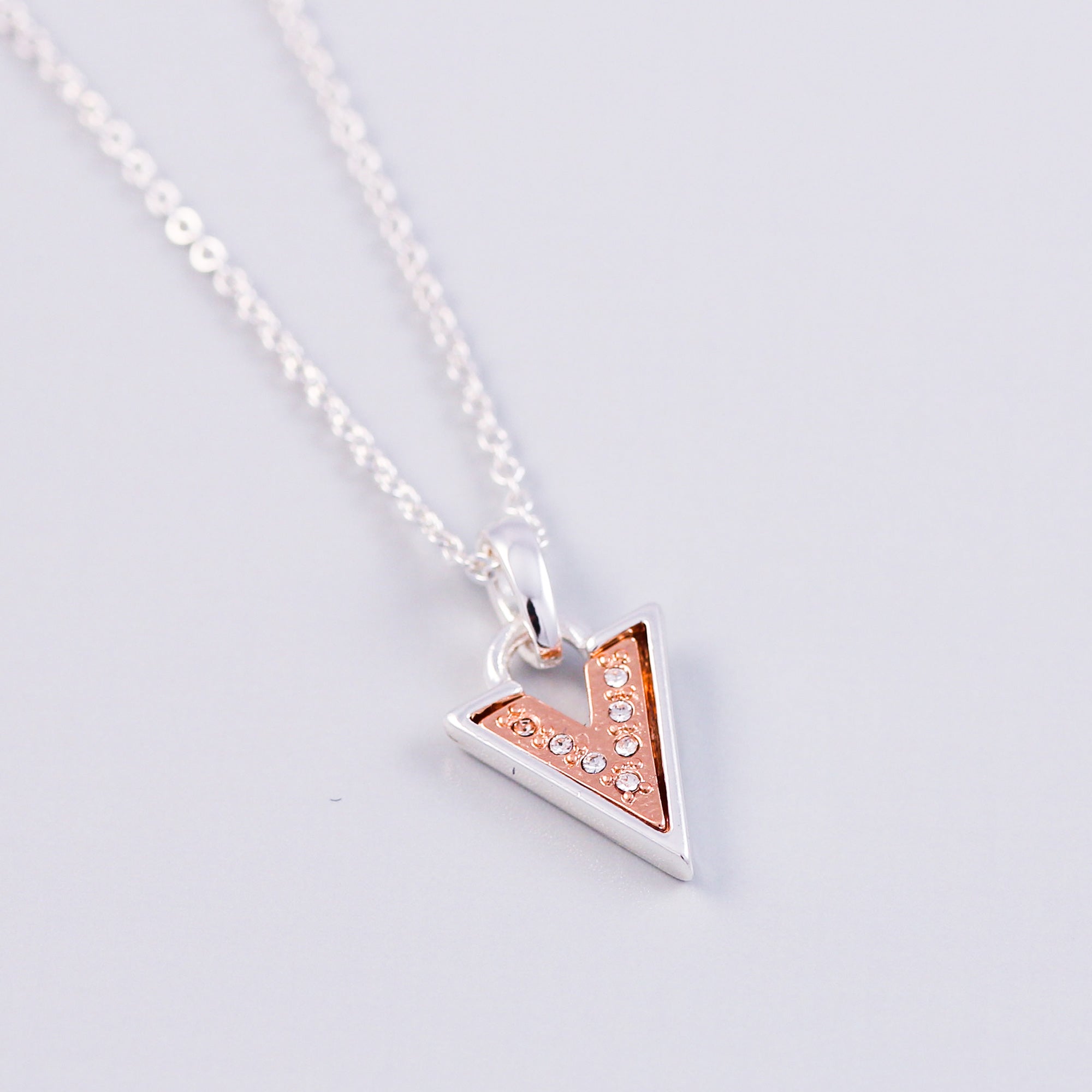 MYKI Fashion Personalized love heart 'V' Letter Alphabet Pendant