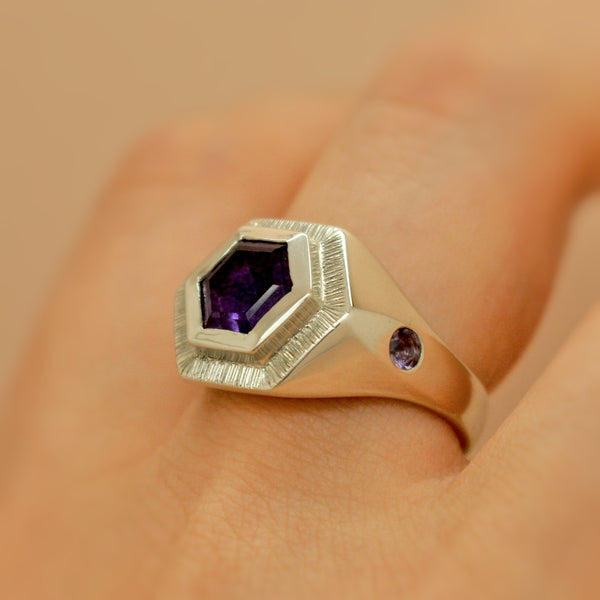 anillo de luto de oro blanco para cenizas con piedra hexagonal de amatista violeta y banda de piedras preciosas