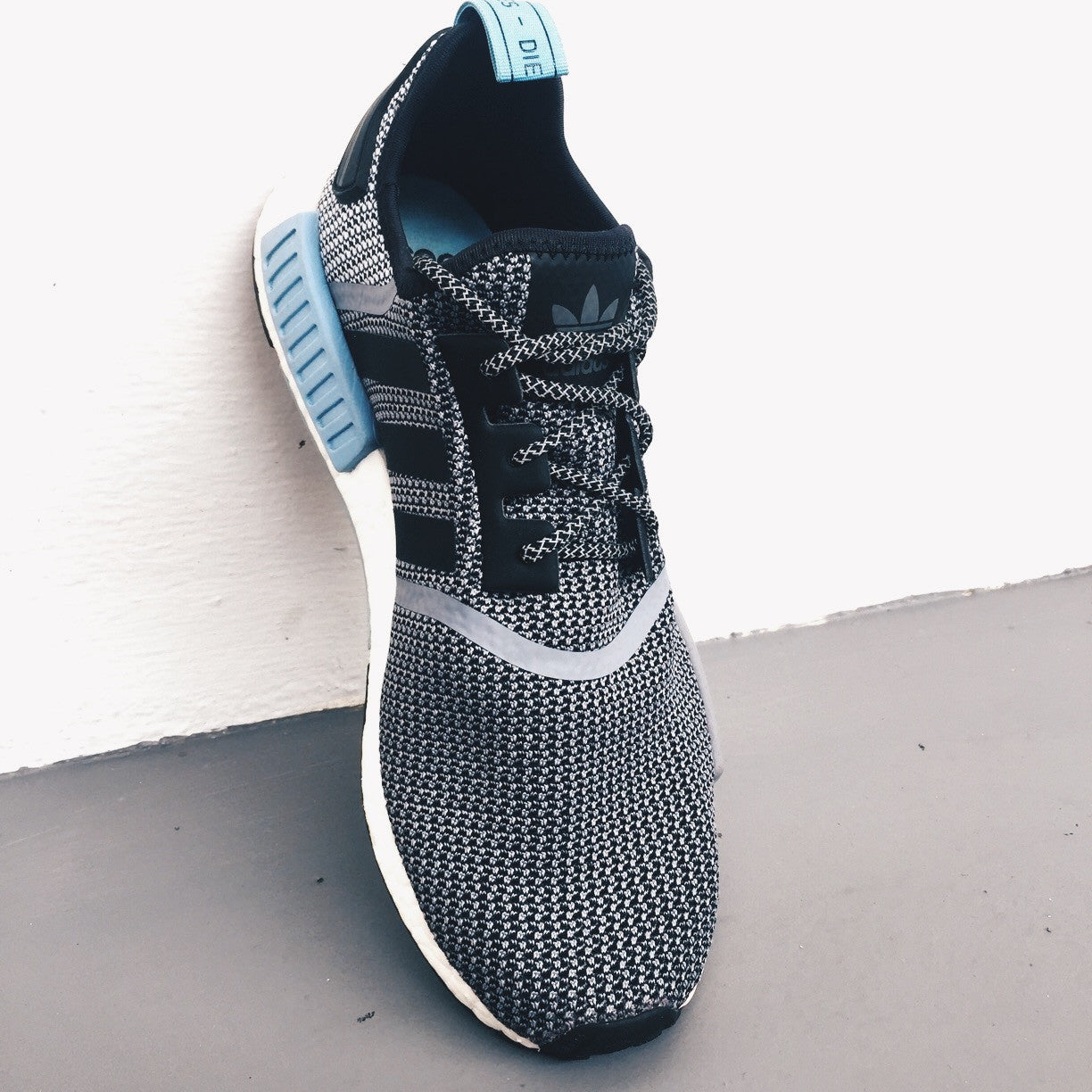 How To Lace Sneakers / Swap Your Shoe Laces : ADIDAS NMD R1 Circa - Slickies