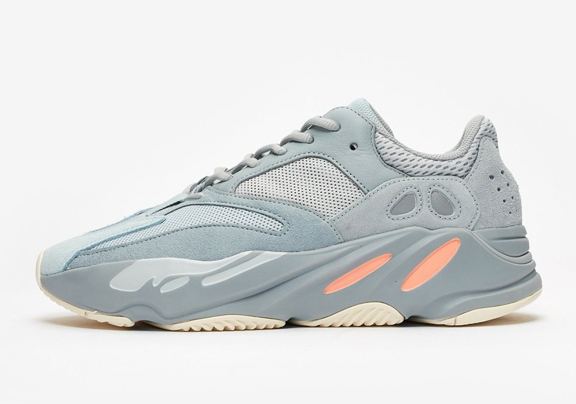 yeezy 700 lace size