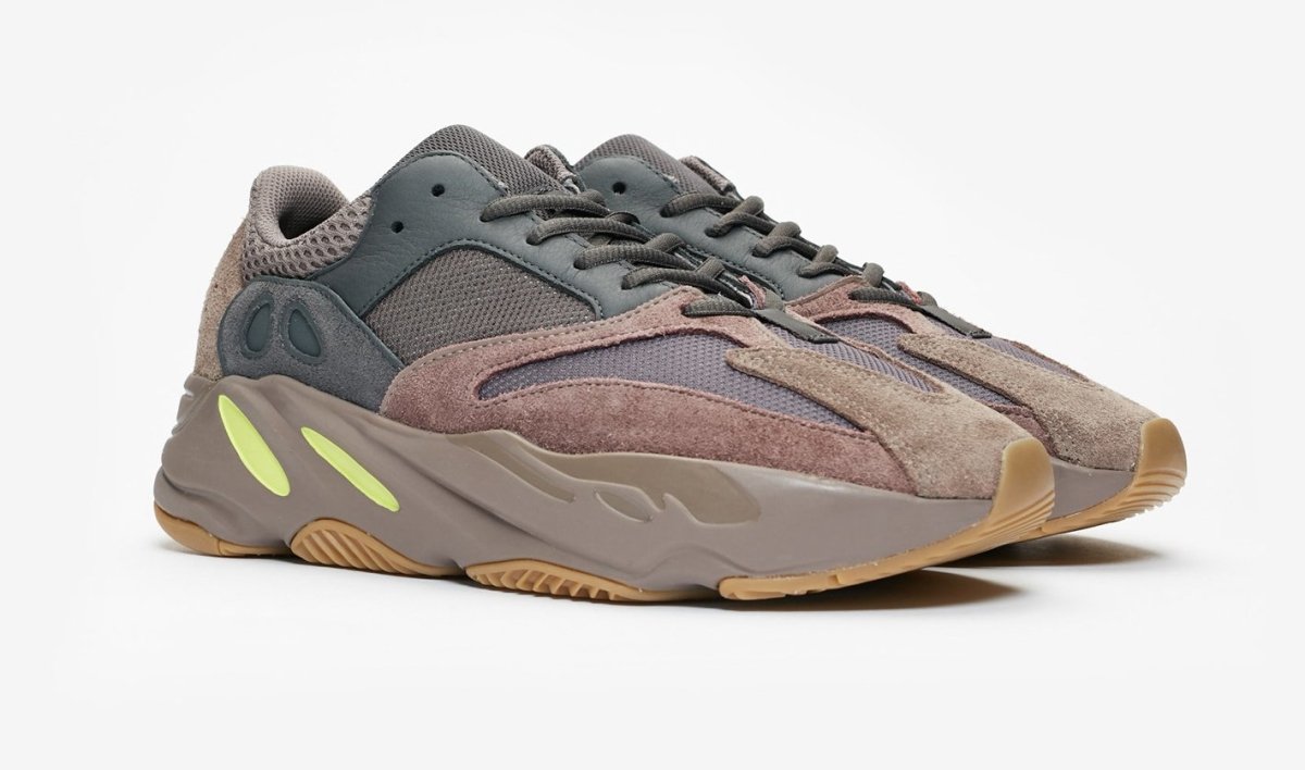yeezy 700 lace length