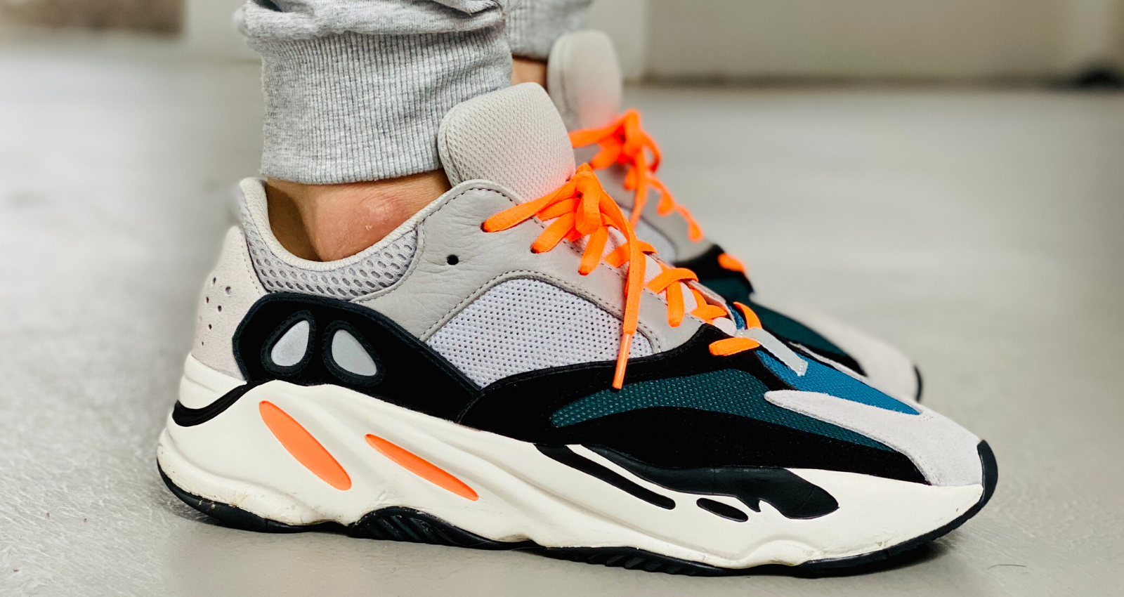 yeezy 700 orange laces