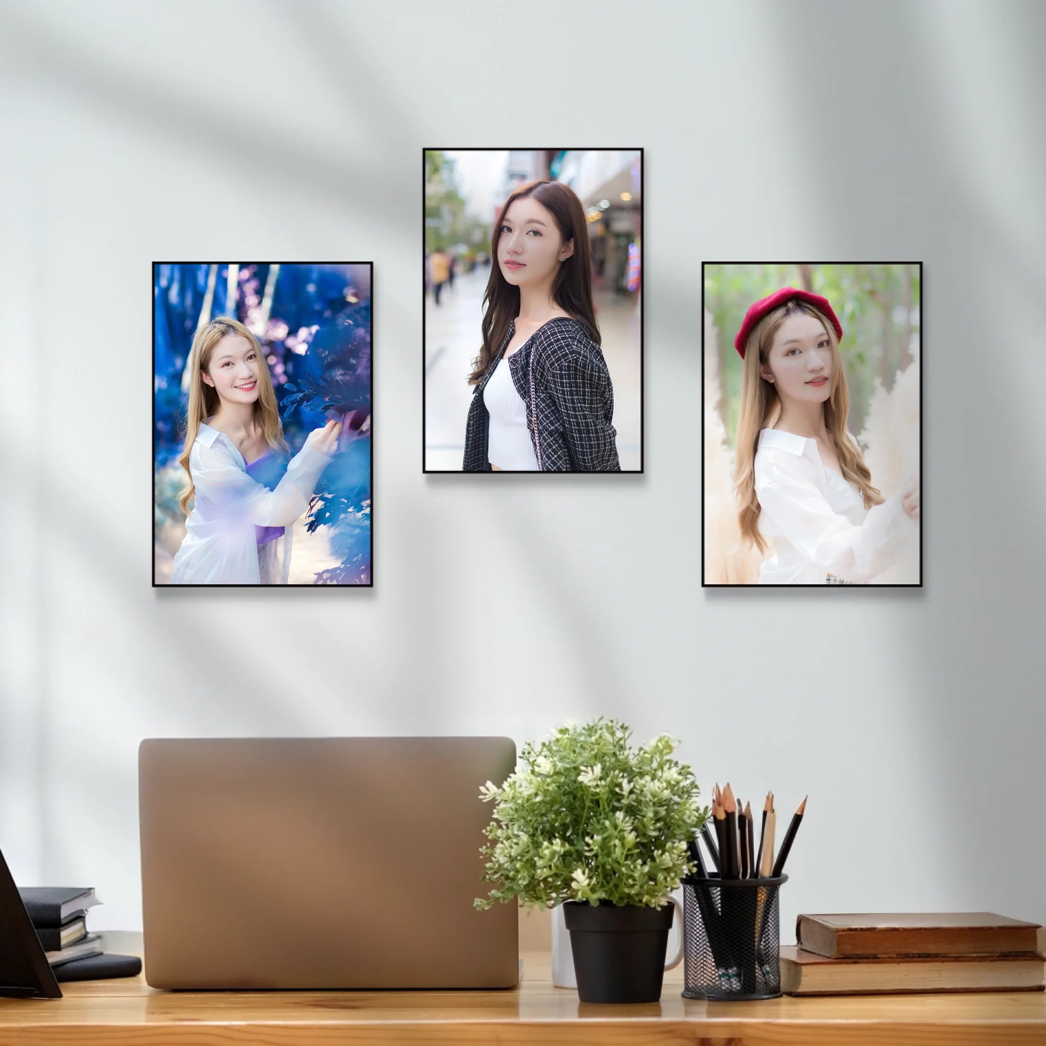 กรอบลอย 3 ชิ้น แขวนบนผนังในบ้าน