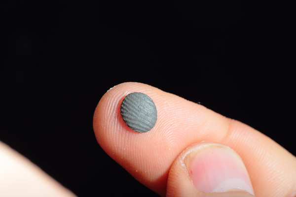 Flatten the tungsten putty between your thumb and forefinger