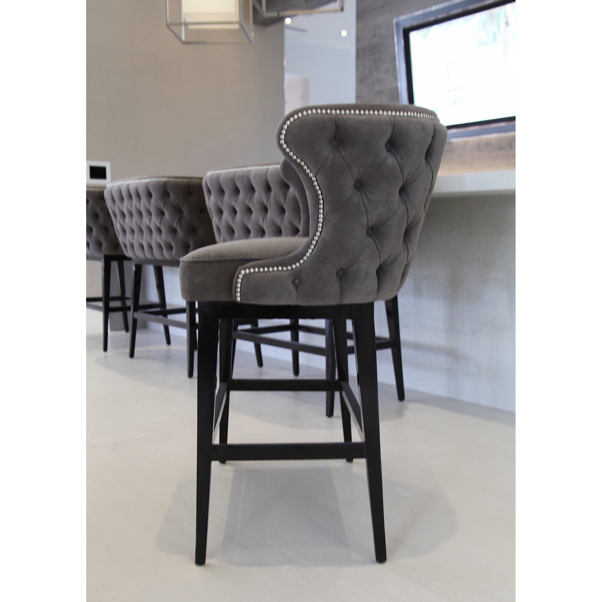 Featured image of post Black Tufted Bar Stools : Most of our signature stools are swivel bar stools with backs.
