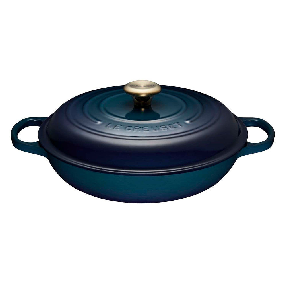 https://cdn.shopify.com/s/files/1/0877/8040/products/le-creuset-le-creuset-signature-cast-iron-37-qt-35l-braiser-21180030060031-572782.jpg?v=1700062403&width=1000