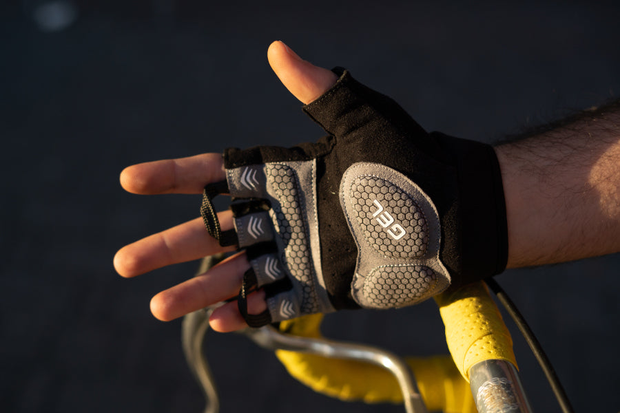 cycling gloves with finger pulls