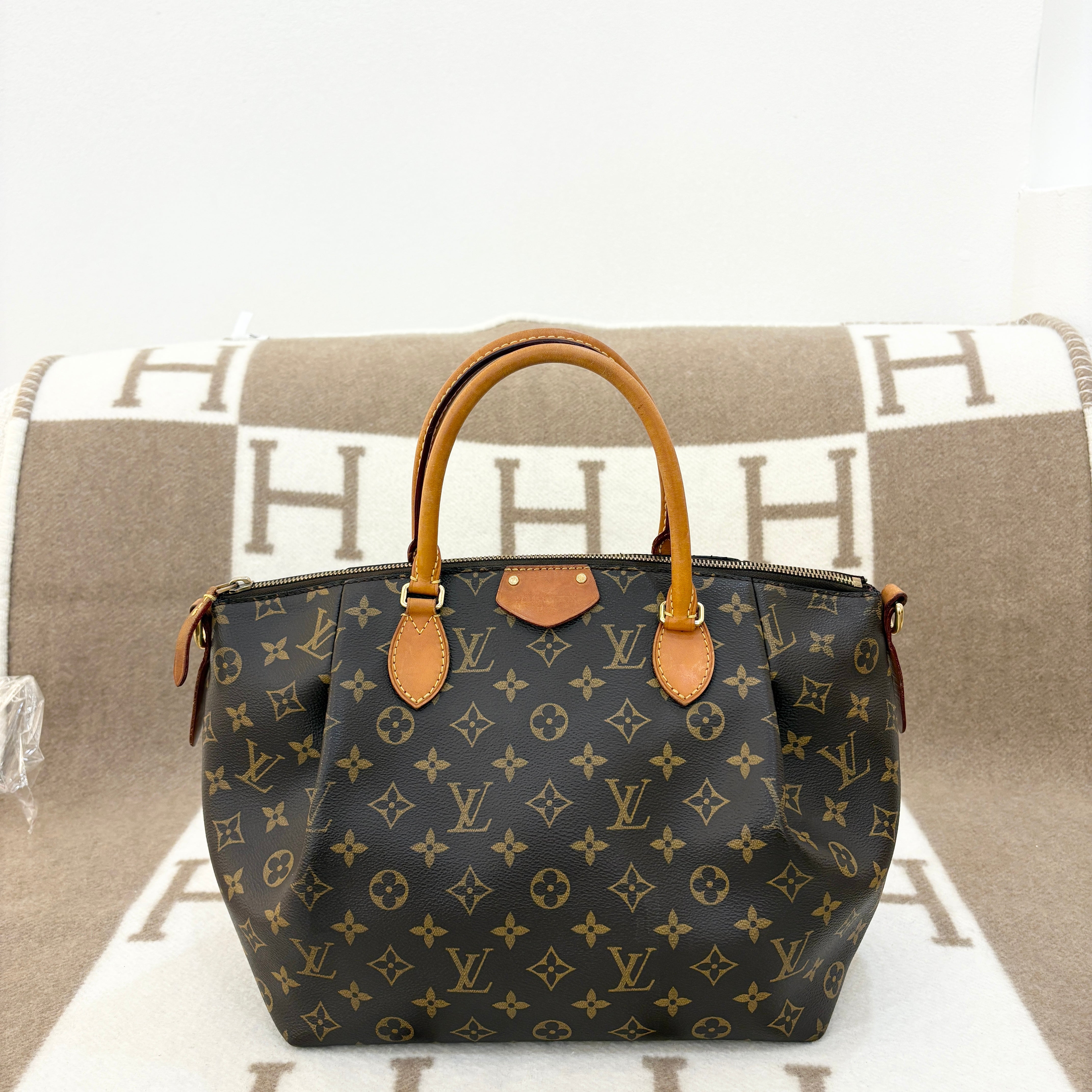 Louis Vuitton Turenne MM Monogram Brown - 0313m1-2_9ff16686-ee6d-46c8-bad9-ed569b31c7a9