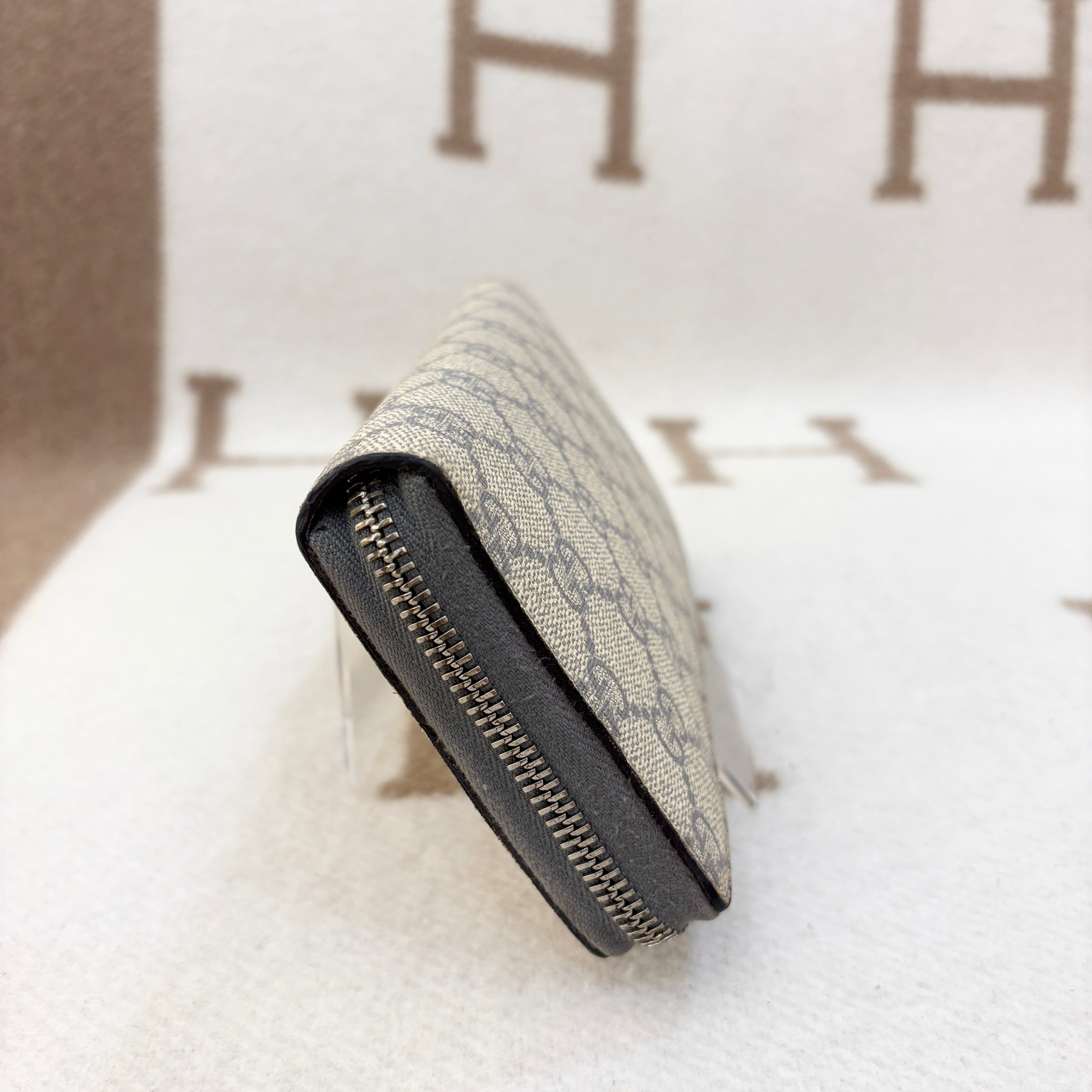 Gucci Pierce Zip Around Wallet GG Supreme Monogram Grey Light Grey - 0408q4-5_ed769874-3bbf-4739-abb0-54d5f7f08b56