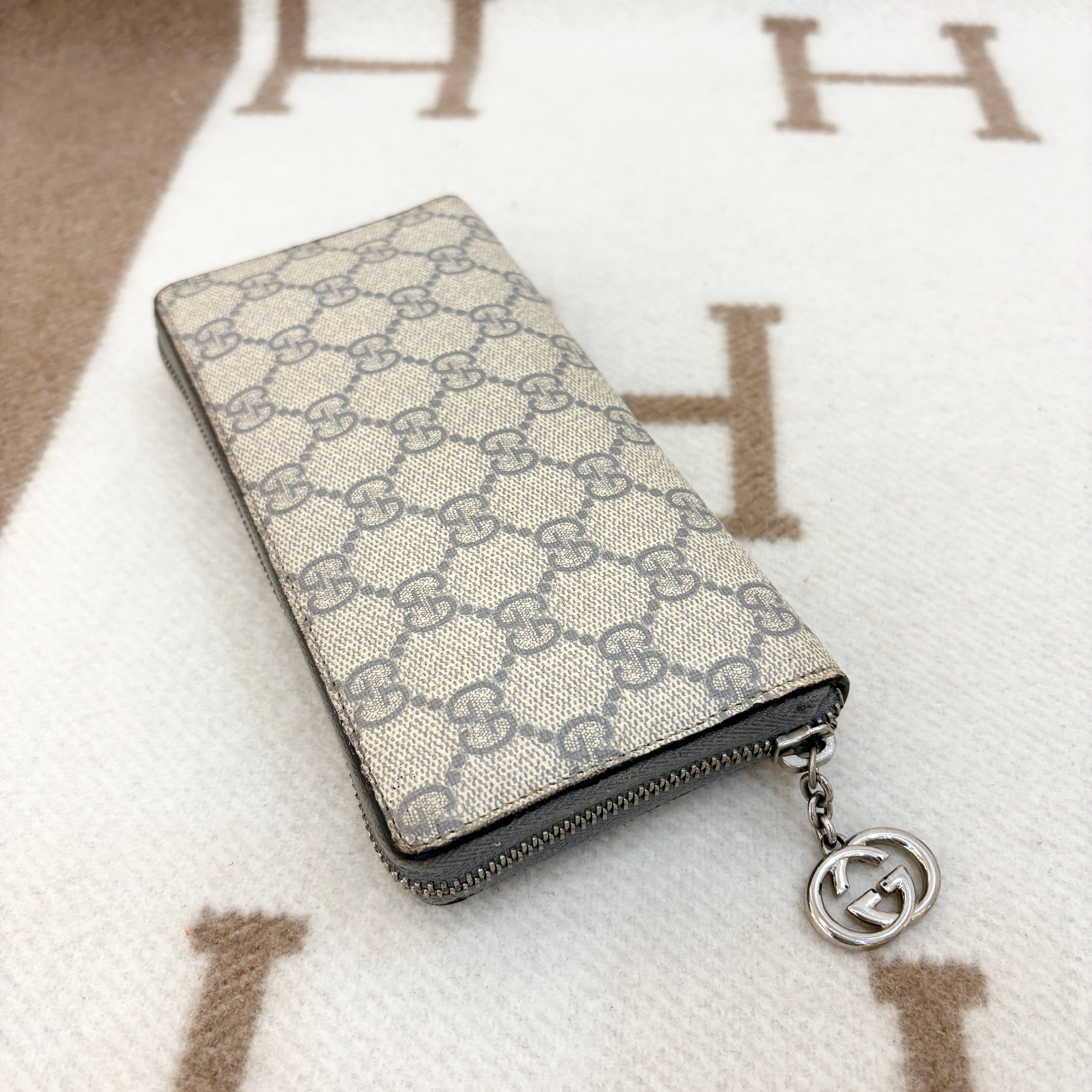 Gucci Pierce Zip Around Wallet GG Supreme Monogram Grey Light Grey - 0408q4-9_c8f86f46-4053-4cfb-b2a8-0a9aacef3652