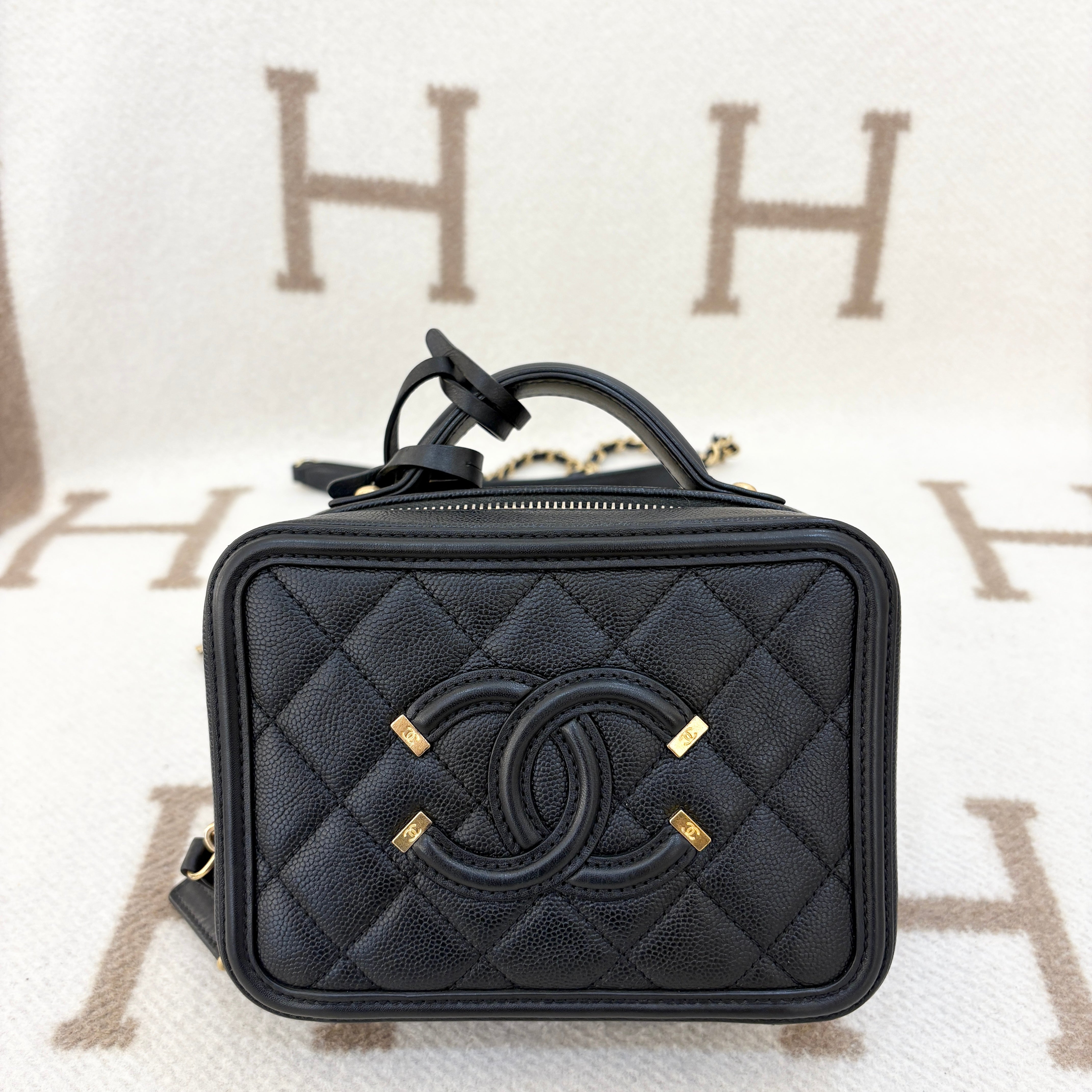 Chanel CC Camera Case Small Grained Calfskin Black - 0519p0-4_8ffca749-55ed-4b14-a3f4-8f59d51cfa5e