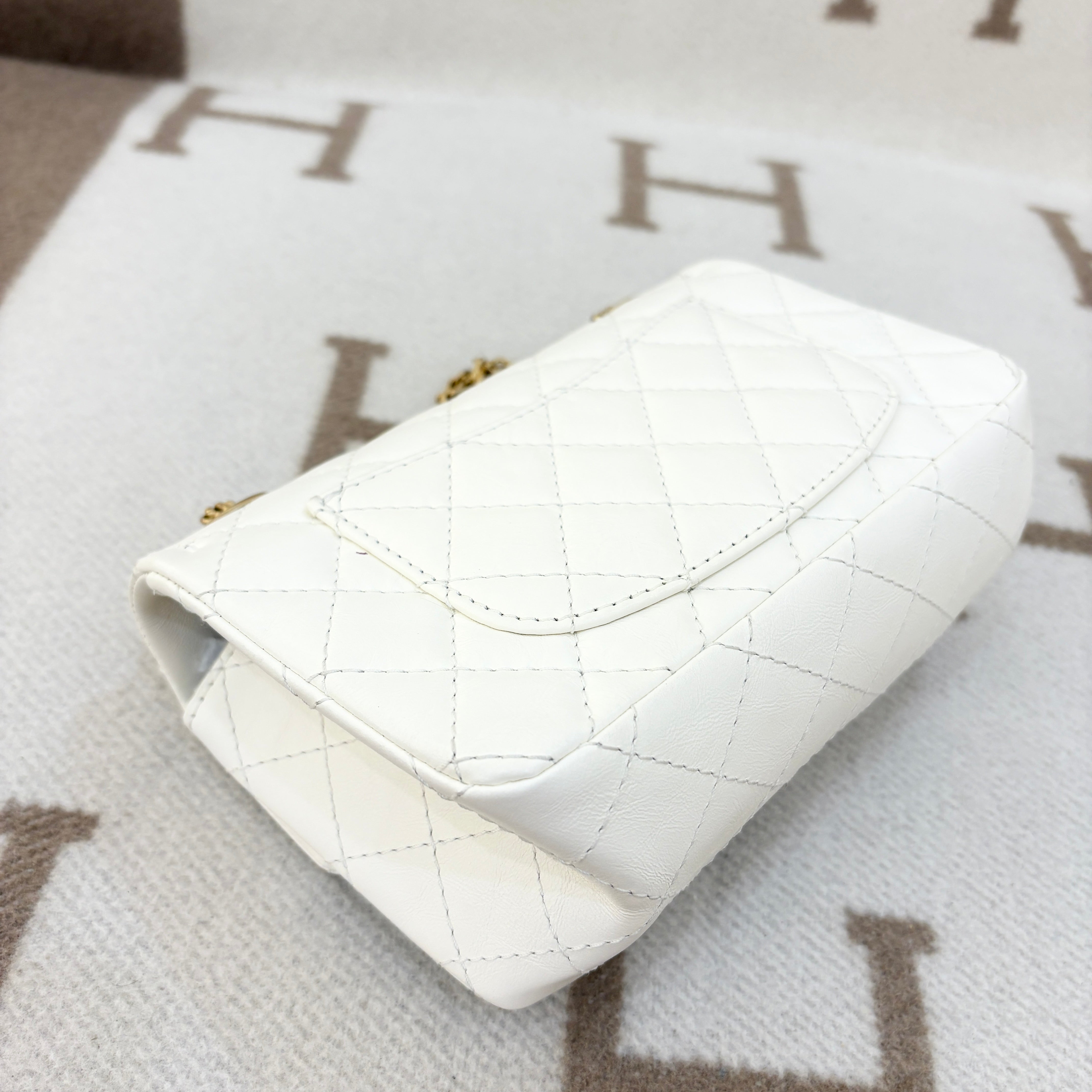 Chanel Quilted 2.55 225 Reissue Flap Calfskin White - 0525m8-11_c0b640d5-24d7-404a-85f9-4c19aaae192f